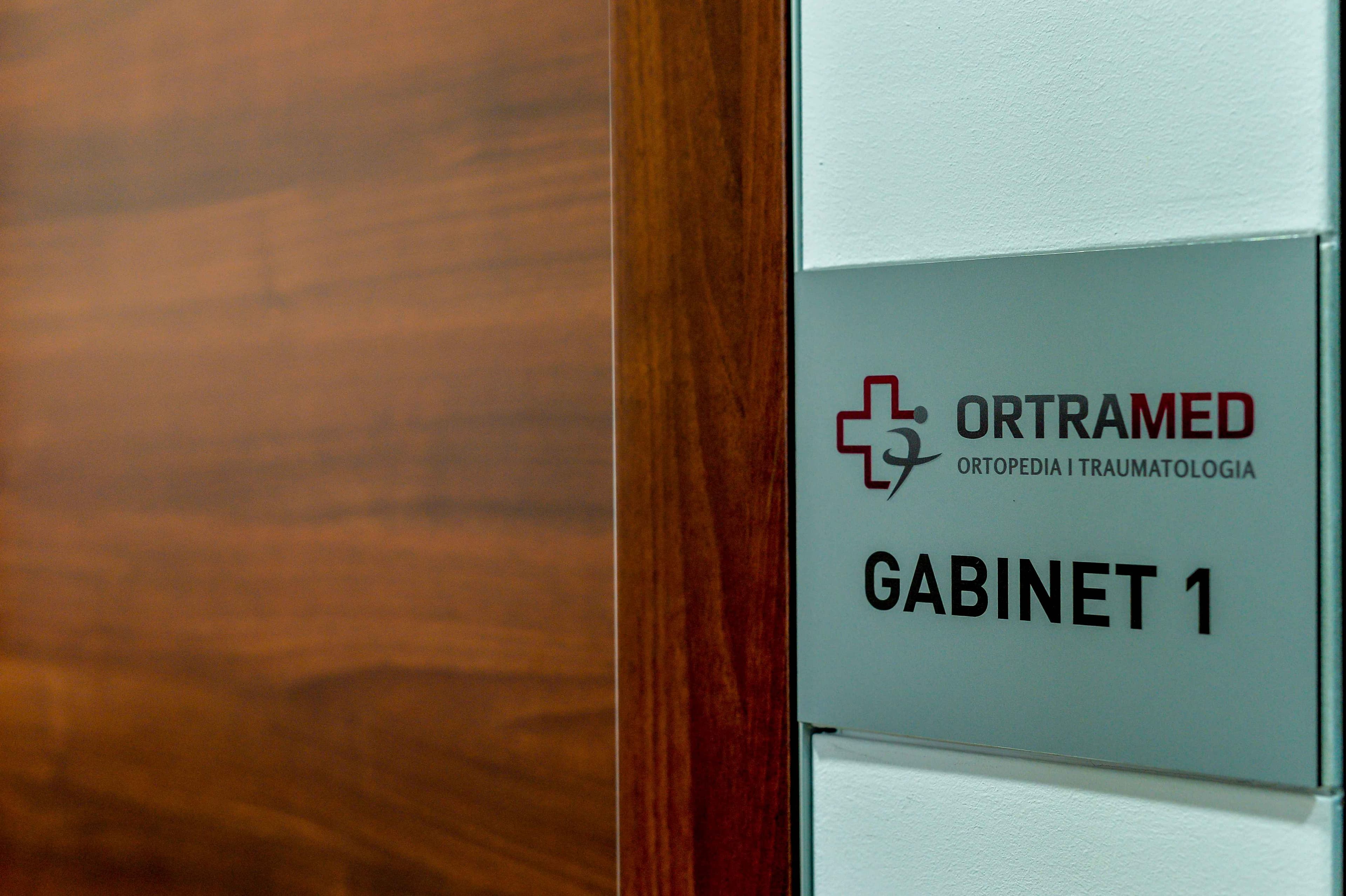 Szyld Ortramed – gabinet ortopedii i traumatologii w Krakowie